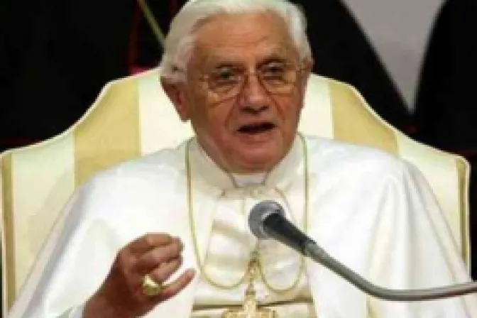 Seamos solidarios con damnificados de terremoto en Italia, pide Benedicto XVI