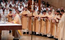 Mons. José H. Gomez, Arzobispo de Los Ángeles, durante la consagración en la Misa en la que ordenó a 11 nuevos sacerdotes. En ese momento concelebrando con ellos.