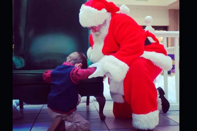 VIRAL: Este niño puso a rezar a “Santa Claus” con su conmovedor pedido de Navidad