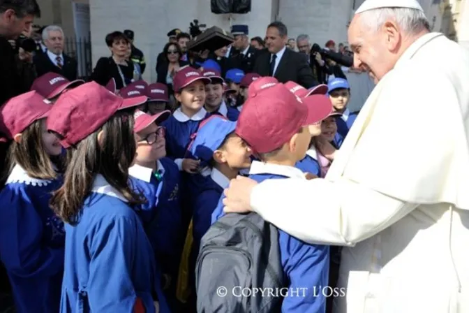 Niño escribe al Papa para que rece por su tía enferma y Francisco lo llama por teléfono