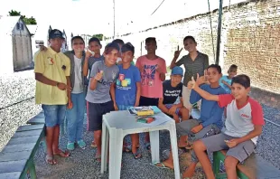 Religiosa misionera Sofía Quintans con niños del campo de refugiados venezolanos en Brasil. Credito: Sofía Quintans/ OMP España. 