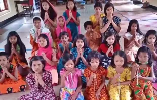 Captura de video de niñas del Orfanato Bottomley Home rezando el Rosario. Crédito: Facebook Bottomley Home. 