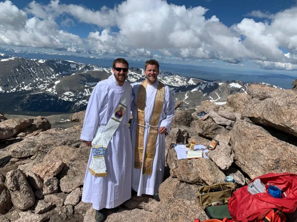 El P. John Nepil de la Arquidiócesis de Denver (izquierda) celebra la Misa en la cima del Monte Yale cerca de Buena Vista, Colorado, con el P. Sean Conroy de la Arquidiócesis de Denver. Crédito: Cortesía del P. John Nepil.