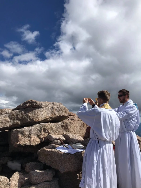 El P. John Nepil de la Arquidiócesis de Denver (izquierda) celebra la Misa en la cima del Monte Yale cerca de Buena Vista, Colorado, con el P. Sean Conroy de la Arquidiócesis de Denver. Crédito: Cortesía del Padre John Nepil.