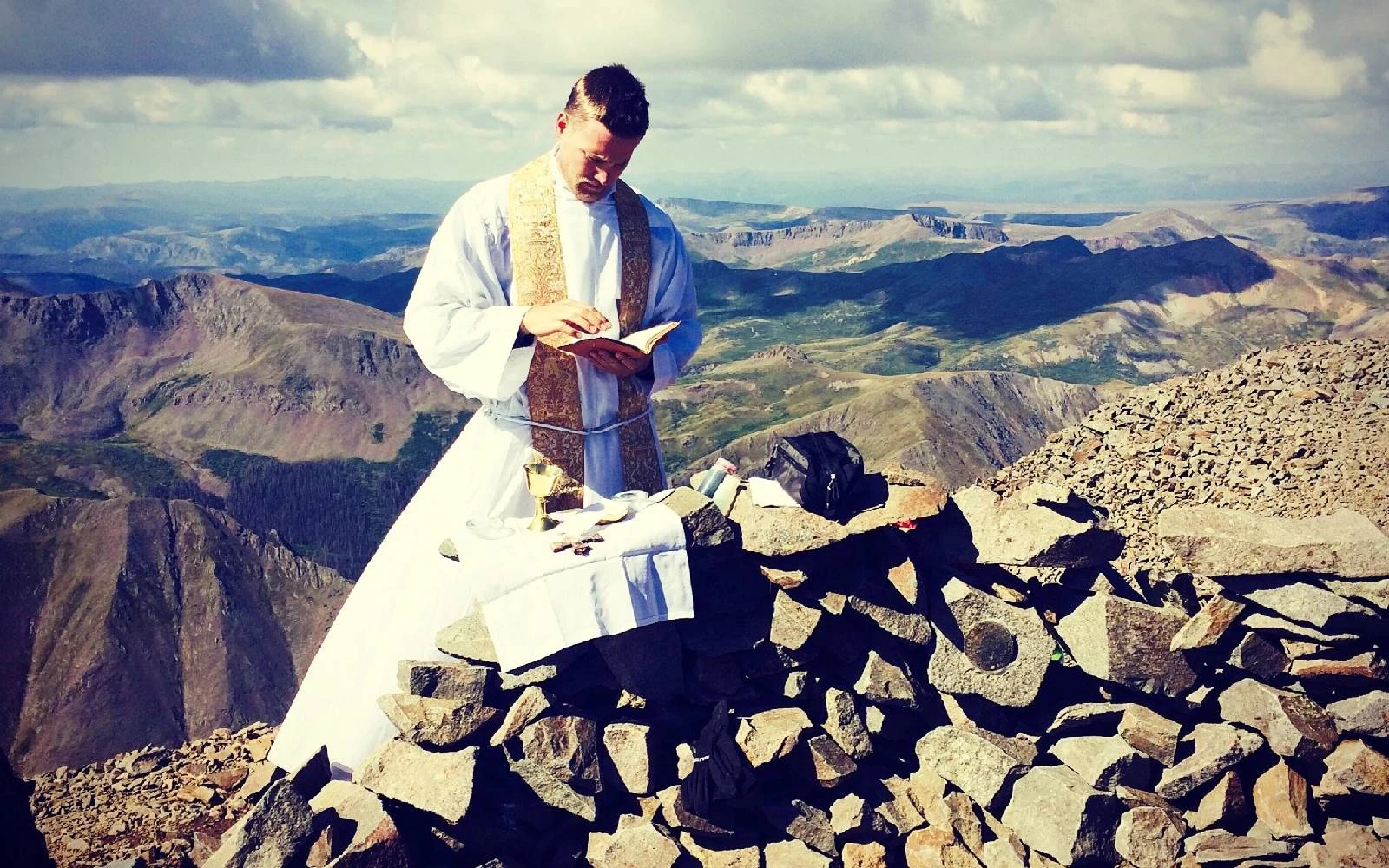 El P. John Nepil de la Arquidiócesis de Denver celebra la Misa en la cima del Pico Wetterhorn, en las Montañas de San Juan en Colorado.?w=200&h=150