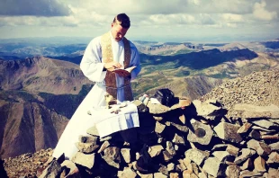 El P. John Nepil de la Arquidiócesis de Denver celebra la Misa en la cima del Pico Wetterhorn, en las Montañas de San Juan en Colorado. Crédito: Cortesía del P. John Nepil.