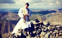 El P. John Nepil de la Arquidiócesis de Denver celebra la Misa en la cima del Pico Wetterhorn, en las Montañas de San Juan en Colorado.