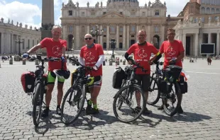 Sacerdotes y laico ciclistas llegan a Roma desde Polonia. Crédito: Twitter de PelplinRzym. 
