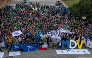 1500 jóvenes de Chile saliendo de misión desde la Pontificia Universidad Católica de Chile (UC). Crédito: Pastoral UC. 