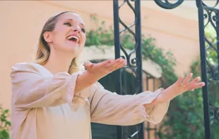 Cantante católica Athenas. Crédito: Captura del videoclip de "Samaritana" del canal oficial de YouTube de Athenas. 