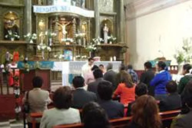 Sé puntual, apaga el celular y ponte guapo para ir a Misa, exhorta sacerdote