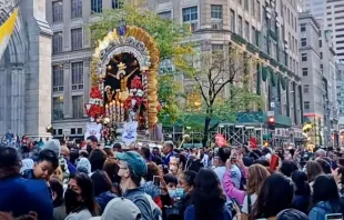 Procesión del Señor de los Milagros en Nueva York realizada el 17 de octubre de 2021. Crédito: Captura de video del Canal de Youtube "Altube7". 