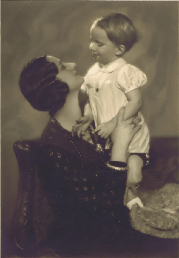 Fotografía del rey Balduino con tres años junto a su madre, la reina Astrid. Crédito: Archivos del Palacio Real de Bruselas