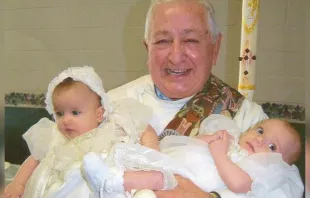 El diácono Joseph Tedeschi con dos bebés. Crédito: Deacon Joseph Tedeschi. 