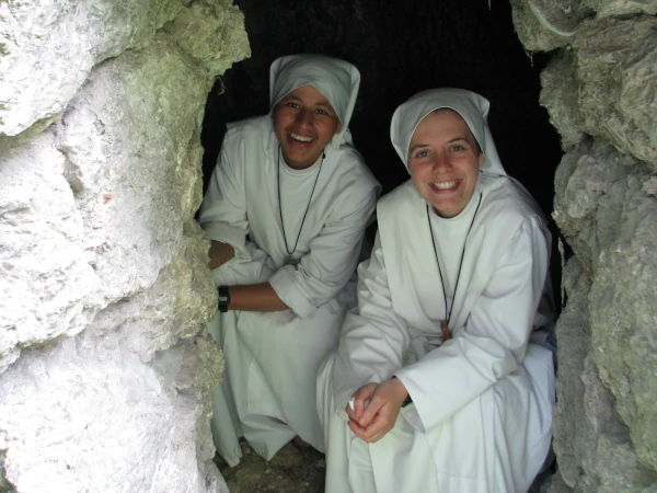 La Hna. Clare Crockett con otra monja de las Siervas del Hogar de la Madre. Crédito: Cortesía Hna. Kristen Gardner, postuladora de la causa de la Hna. Clare Crockett