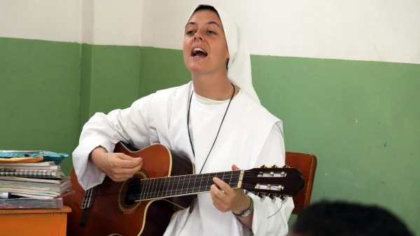 La Hna. Clare Crockett tocando la guitarra. Crédito: Cortesía Hna. Kristen Gardner, postuladora de la causa de la Hna. Clare Crockett