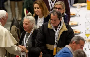 El Papa Francisco en una comida con personas pobres en el Vaticano/Imagen referencial. Crédito: Daniel Ibáñez/ACI Prensa 