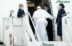 Papa Francisco entre en un avión/Imagen referencial. Crédito: Daniel Ibáñez/ACI Prensa 