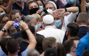Gente con mascarillas saluda al Papa Francisco. Crédito: Daniel Ibáñez/ACI Prensa 