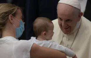El Papa Francisco con un niño y su madre/ Imagen referencial. Crédito: Daniel Ibáñez/ACI Prensa 