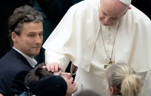 El Papa Francisco con un niño enfermo. Crédito: Daniel Ibáñez/ACI Prensa 