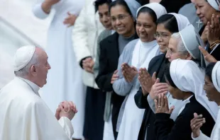Papa con religiosas en el Vaticano. Crédito: Daniel Ibáñez/ACI Prensa 