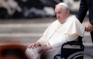 Imagen referencial del Papa Francisco en silla de ruedas. Crédito: Daniel Ibáñez/ACI Prensa 