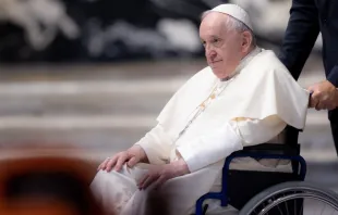 El Papa Francisco en silla de ruedas. Crédito: Daniel Ibáñez/ACI Prensa 