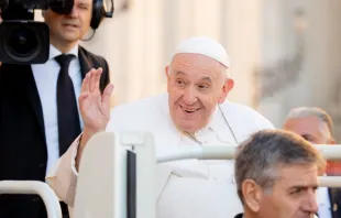 Papa Francisco saluda a fieles en la plaza de San Pedro. Crédito: Daniel Ibáñez/ACI Prensa 