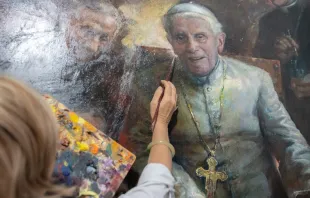 Natalia Tsarkova frente al retrato de Benedicto XVI. Crédito: Daniel Ibáñez/ACI Prensa 