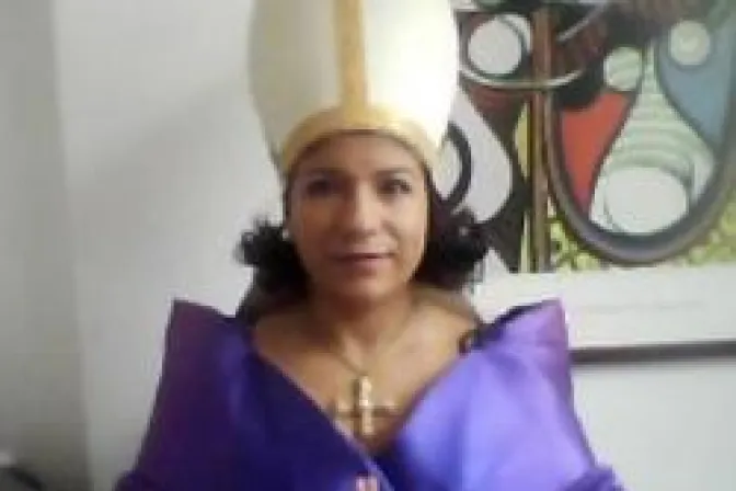 Famosa promotora del aborto se disfraza de "obispa" y se burla de la Iglesia