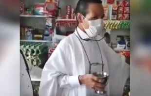 Captura de video de falso sacerdote. Crédito: Twitter de Twitteros Cali. 