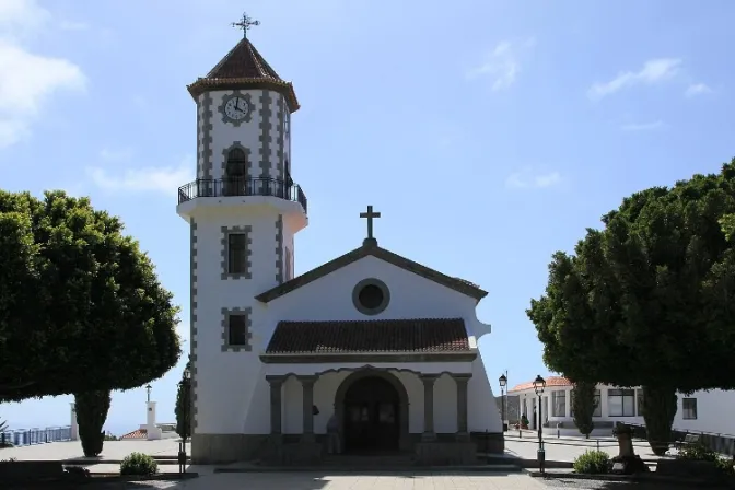 Sacerdote salva el Santísimo y reliquias de iglesia amenazada por erupción de volcán