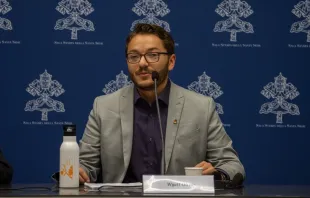 Wyatt Olivas durante una rueda de prensa sobre el Sínodo de la Sinodalidad Crédito: Daniel Ibáñez/ACI Prensa