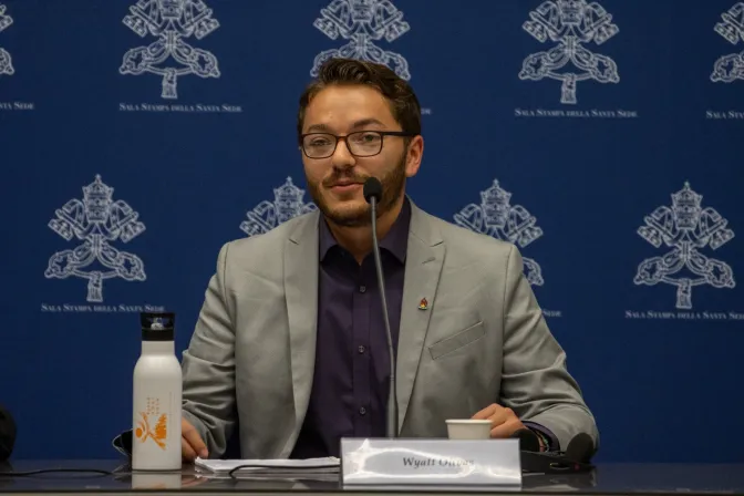 Wyatt Olivas durante una rueda de prensa sobre el Sínodo de la Sinodalidad