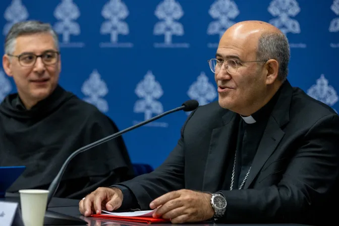 El Cardenal Tolentino de Mendonça durante la rueda de prensa de esta mañana