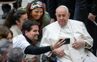 El Papa Francisco se toma una foto junto a varios jóvenes durante una audiencia. Crédito: Daniel Ibáñez / ACI Prensa.