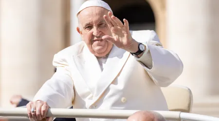 El Papa Francisco saluda a los fieles durante una audiencia general en la Plaza de San Pedro.