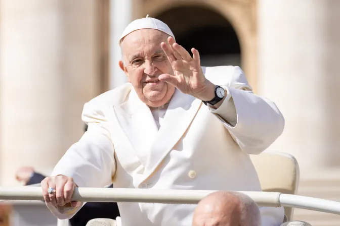 El Papa Francisco saluda a los fieles durante una audiencia general en la Plaza de San Pedro.