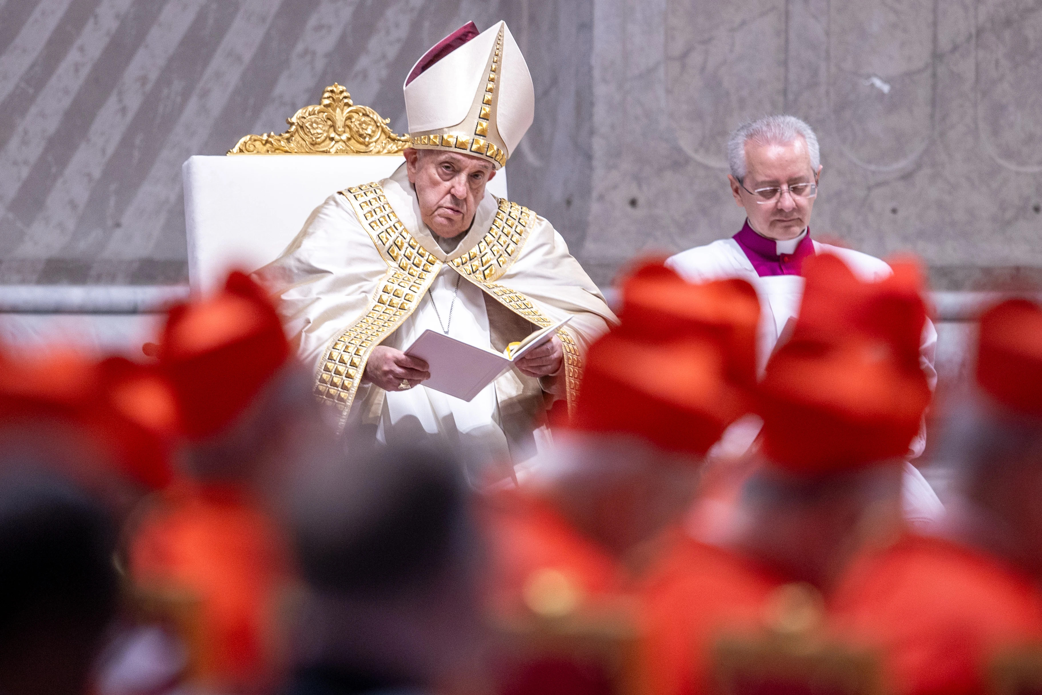 El Papa Francisco durante la proclamación de la bula del Jubileo 2025, ante cardenales.?w=200&h=150