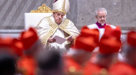 El Papa Francisco durante la proclamación de la bula del Jubileo 2025, ante cardenales.