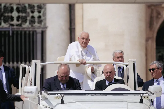 El Papa Francisco sobre un papamóvil, durante un acto en mayo de 2024.