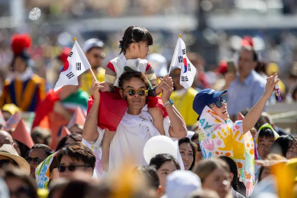Participantes de la Misa de la primera Jornada Mundial de los Niños con el Papa Francisco. Crédito: Daniel Ibáñez / EWTN News