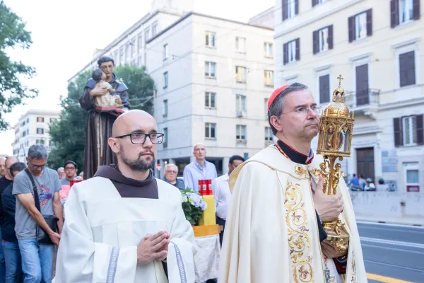 Procesión de San Antonio de Padua en Roma. Crédito: Daniel Ibáñez / EWTN News