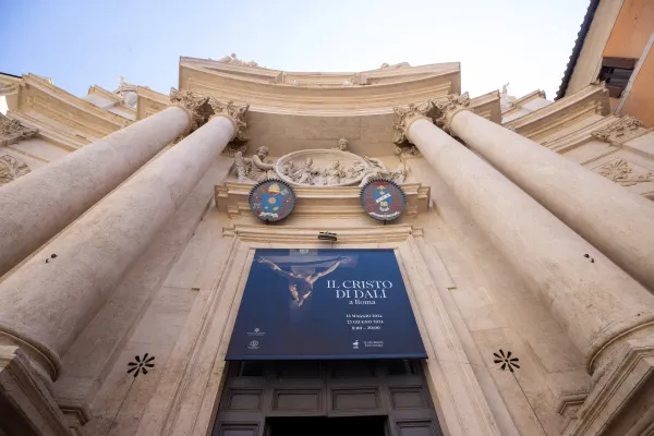 La entrada de la iglesia San Marcello al Corso en el centro de Roma. Crédito: Daniel Ibáñez / ACI Prensa