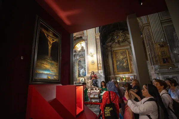 Los visitantes aprecian la pintura El Cristo de Dalí en la Iglesia San Marcello al Corso en el centro de Roma. Crédito: Daniel Ibáñez / EWTN News