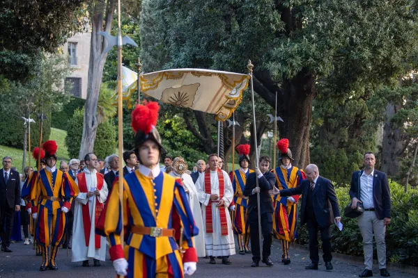 Procesión eucarística en el Vaticano. Crédito: Daniel Ibáñez/ EWTN NEWS