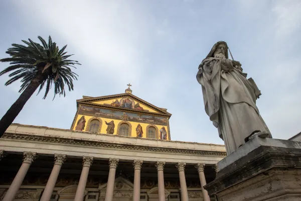 Vista de la entrada principal de la Basílica de San Pablo de Extramuros. Crédito: Daniel Ibáñez / EWTN News
