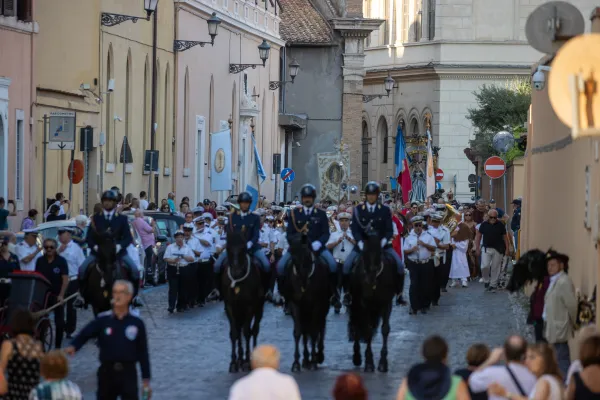 Los caballos y la banda que acompañaron la procesión. Crédito: Daniel Ibáñez / EWTN News