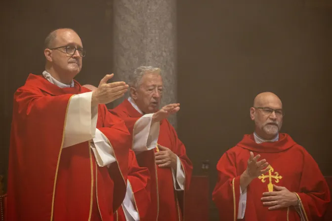 Imagen del rector de la iglesia, Mons. Jose Jaime Brosel y el sacerdote español P. Antonio Pelayo durante la ceremonia